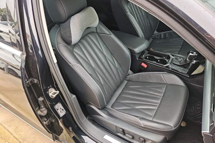 Used Volkswagen Passat 2023 Facelift 330TSI Luxury Edition Right Front Seat