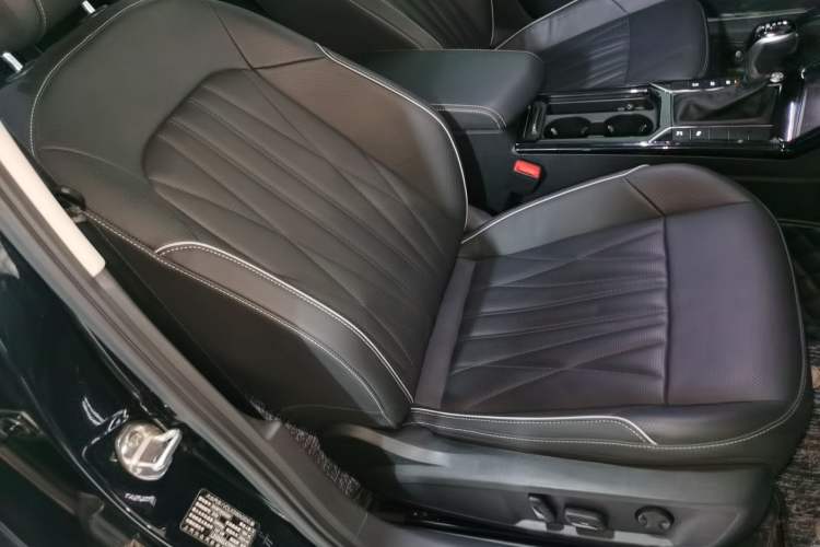 Used Volkswagen Passat 2023 Facelift 330TSI Luxury Edition Right Front Seat
