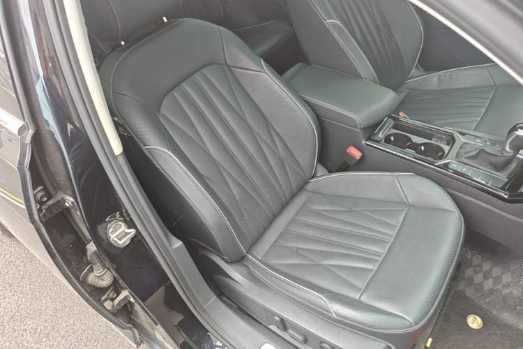 Used Volkswagen Passat 2023 330TSI Luxury Edition Right Front Seat