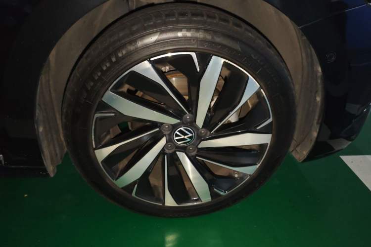 Used Volkswagen Passat 2023 330TSI Luxury Edition Right Front Wheel Hub