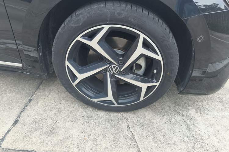 Used Volkswagen Passat 2023 Facelift 330TSI Prestige Edition Right Front Wheel Hub