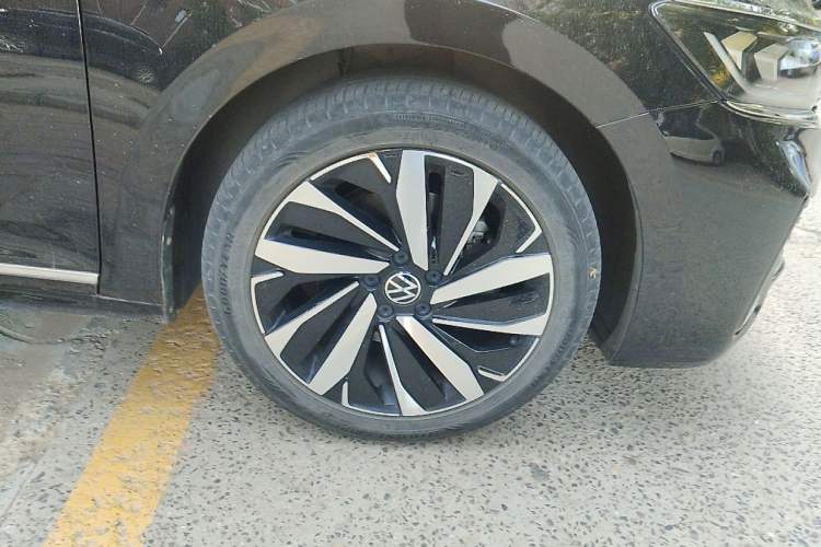 Used Volkswagen Passat 2023 Revised 330TSI Starry Elite Edition Right Front Wheel Hub