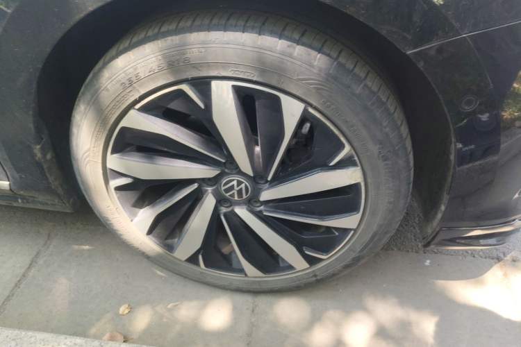 Used Volkswagen Passat 2023 Facelift 330TSI Prestige Edition Right Front Wheel Hub