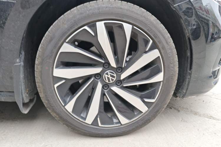 Used Volkswagen Passat 2023 Revised 380TSI Luxury Edition Right Front Wheel Hub