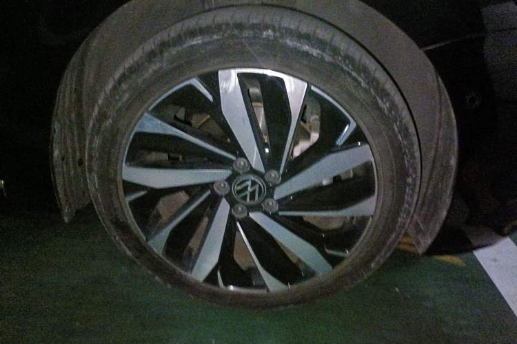 Used Volkswagen Passat 2023 330TSI Luxury Edition Right Front Wheel Hub