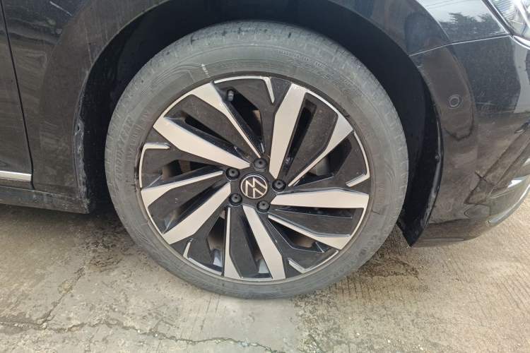 Used Volkswagen Passat 2023 Facelift 330TSI Luxury Edition Right Front Wheel Hub