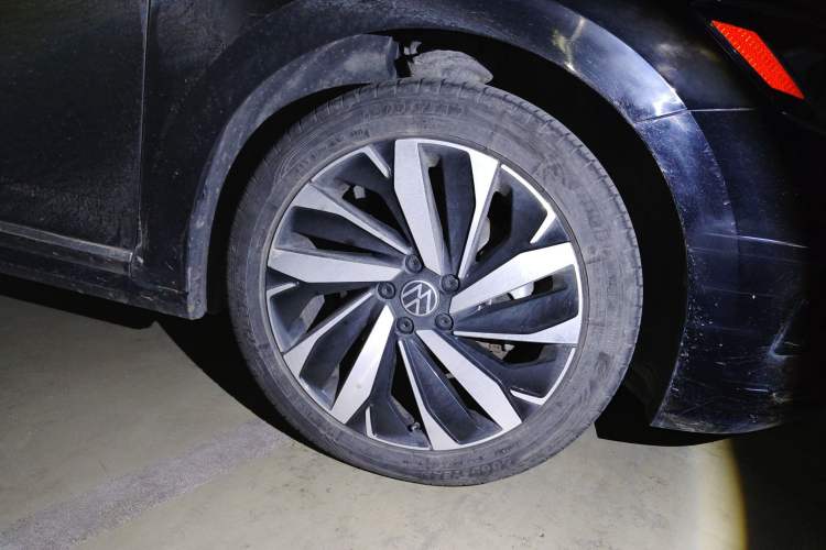 Used Volkswagen Passat 2023 330TSI Elite Edition Right Front Wheel Hub