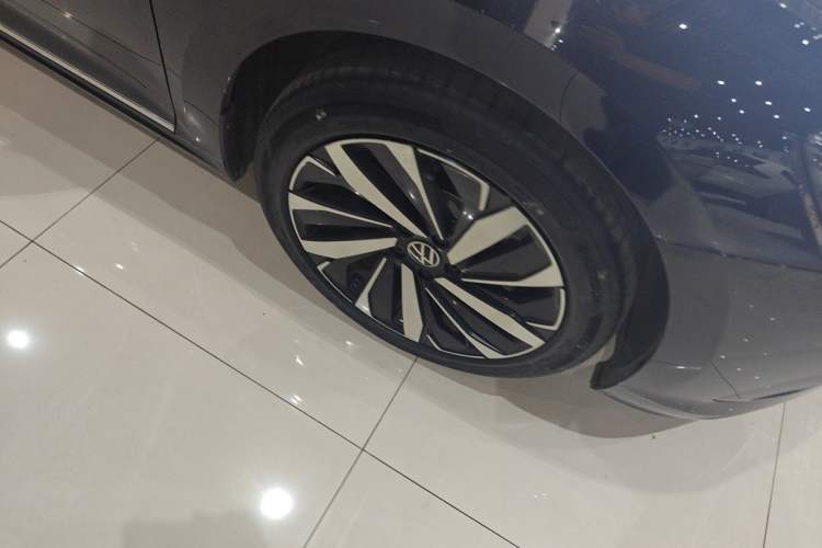 Used Volkswagen Passat 2023 Revised 330TSI Elite Edition Right Front Wheel Hub