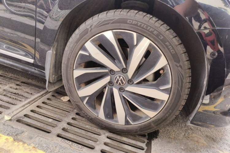 Used Volkswagen Passat 2023 330TSI Luxury Edition Right Front Wheel Hub