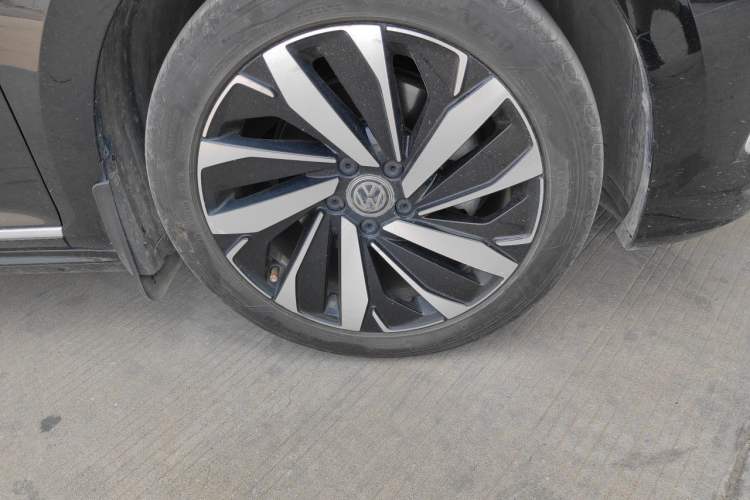 Used Volkswagen Passat 2023 330TSI Elite Edition Right Front Wheel Hub