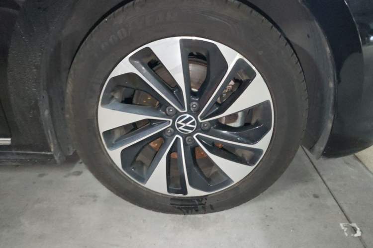 Used Volkswagen Passat 2023 330TSI Elite Edition Right Front Wheel Hub