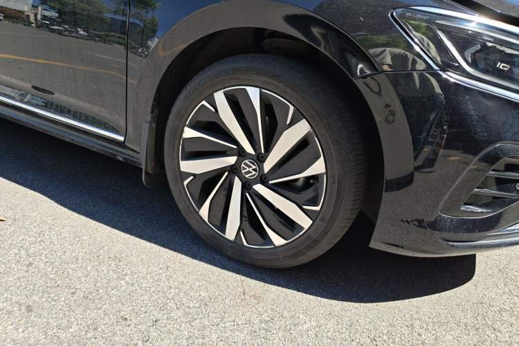 Used Volkswagen Passat 2023 Facelift 330TSI Luxury Edition Right Front Wheel Hub