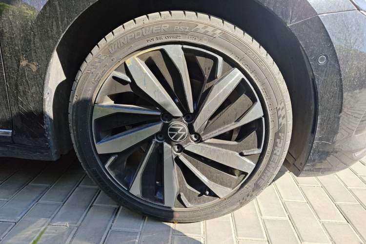Used Volkswagen Passat 2023 Facelift 330TSI Luxury Edition Right Front Wheel Hub