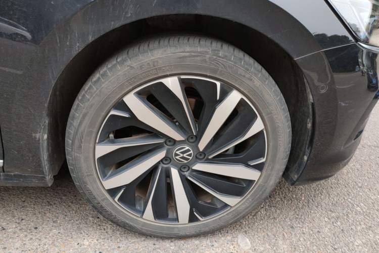 Used Volkswagen Passat 2023 330TSI Prestige Edition Right Front Wheel Hub