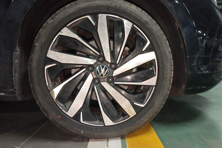 Used Volkswagen Passat 2023 330TSI Elite Edition Right Front Wheel Hub