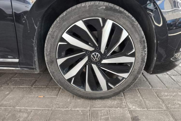 Used Volkswagen Passat 2023 330TSI Elite Edition Right Front Wheel Hub
