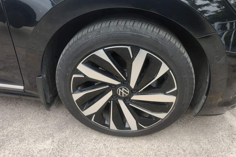 Used Volkswagen Passat 2023 Revised 380TSI Luxury Edition Right Front Wheel Hub
