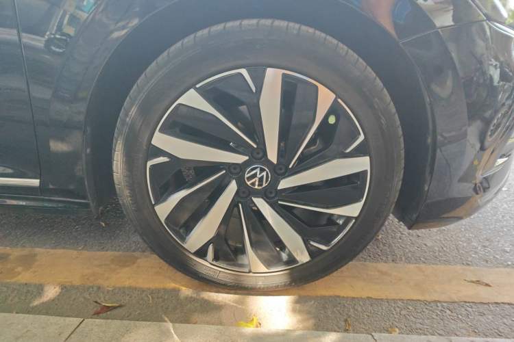 Used Volkswagen Passat 2023 330TSI Elite Edition Right Front Wheel Hub