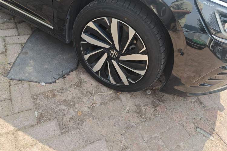 Used Volkswagen Passat 2023 330TSI Prestige Edition Right Front Wheel Hub