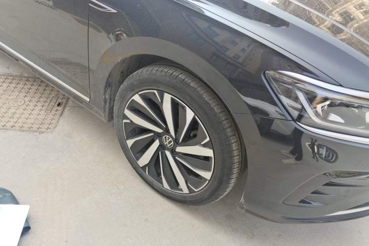 Used Volkswagen Passat 2023 Facelift 330TSI Luxury Edition Right Front Wheel Hub