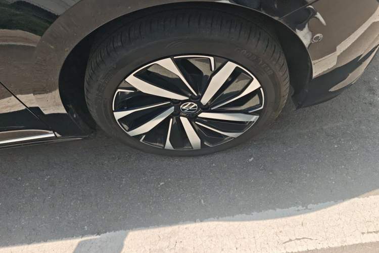 Used Volkswagen Passat 2023 Facelift 330TSI Luxury Edition Right Front Wheel Hub