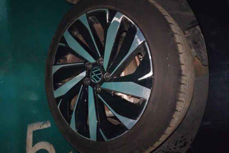 Used Volkswagen Passat 2023 Facelift 330TSI Luxury Edition Right Front Wheel Hub