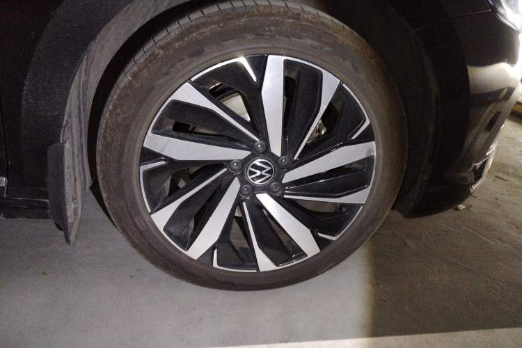 Used Volkswagen Passat 2023 Revised 380TSI Luxury Edition Right Front Wheel Hub