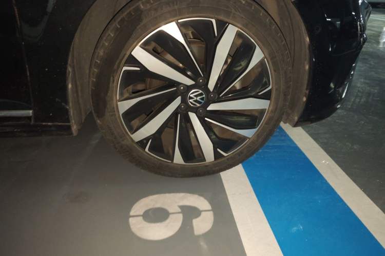 Used Volkswagen Passat 2023 Facelift 330TSI Luxury Edition Right Front Wheel Hub