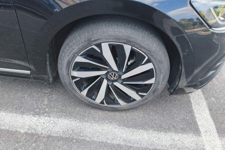Used Volkswagen Passat 2023 Facelift 330TSI Luxury Edition Right Front Wheel Hub