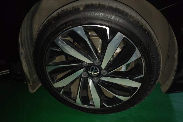 Used Volkswagen Passat 2023 330TSI Luxury Edition Right Front Wheel Hub