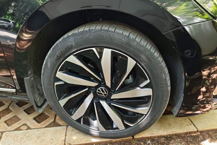 Used Volkswagen Passat 2023 Revised 380TSI Luxury Edition Right Front Wheel Hub