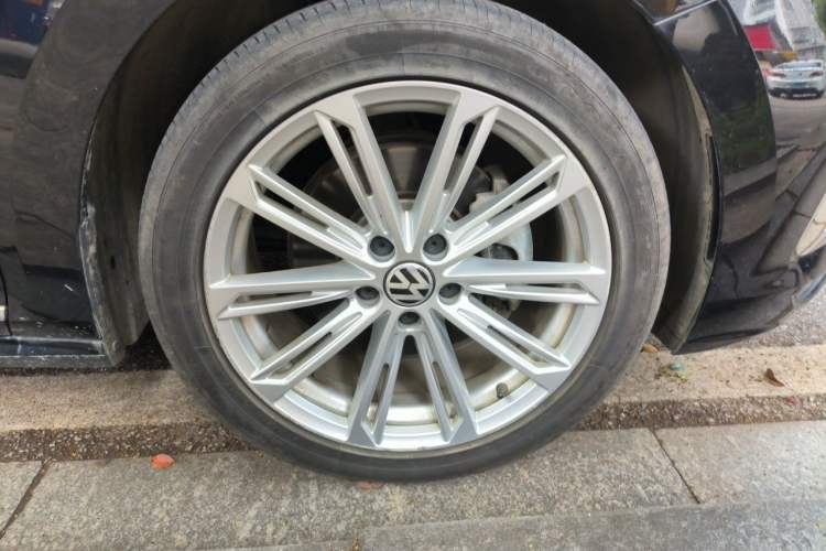 Used Volkswagen Passat 2023 330TSI Elite Edition Right Front Wheel Hub