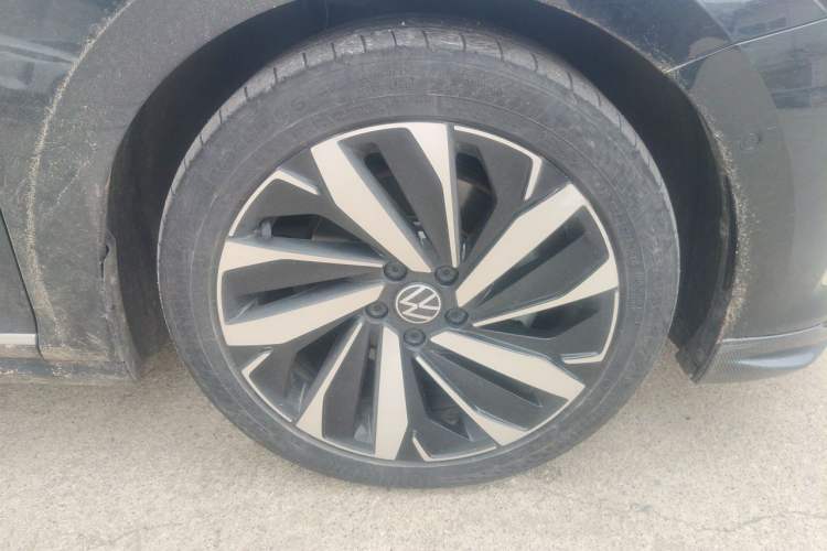 Used Volkswagen Passat 2023 Facelift 330TSI Luxury Edition Right Front Wheel Hub