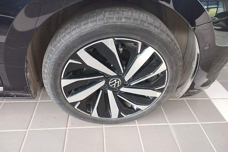 Used Volkswagen Passat 2023 Facelift 330TSI Luxury Edition Right Front Wheel Hub