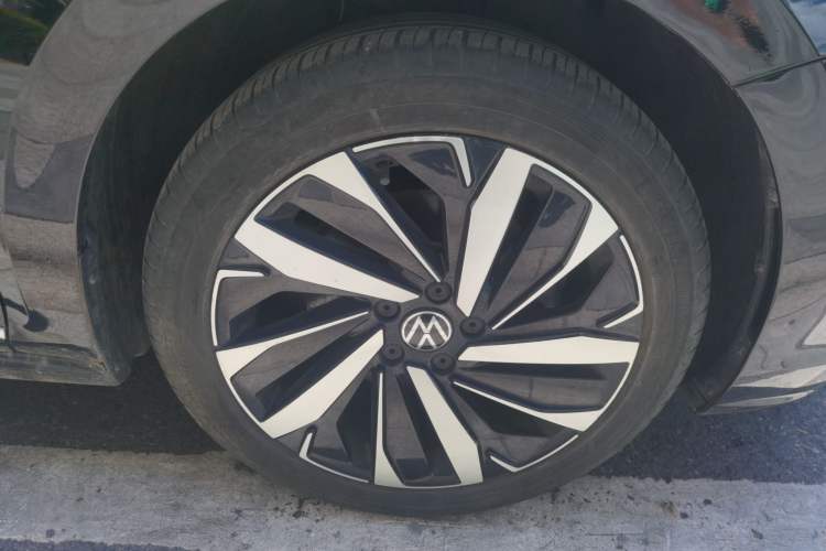Used Volkswagen Passat 2023 Revised 330TSI Elite Edition Right Front Wheel Hub