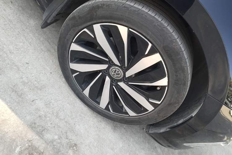 Used Volkswagen Passat 2023 330TSI Elite Edition Right Front Wheel Hub