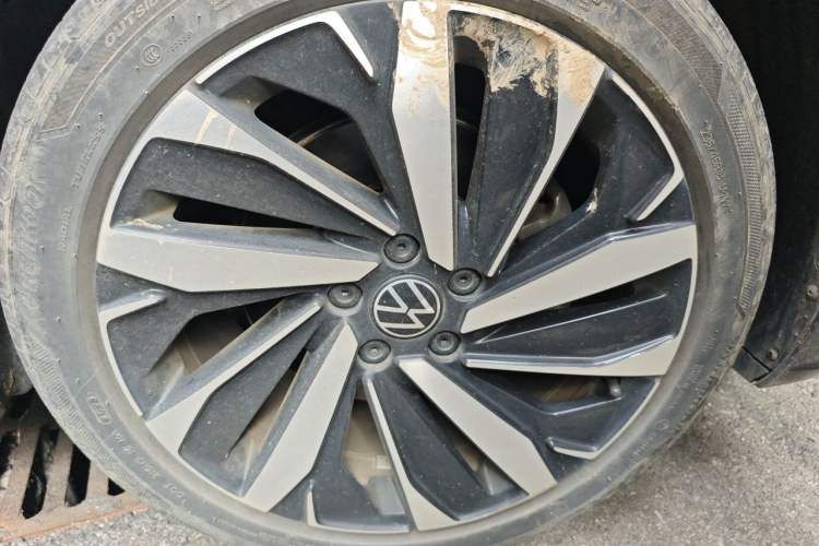 Used Volkswagen Passat 2023 330TSI Elite Edition Right Front Wheel Hub