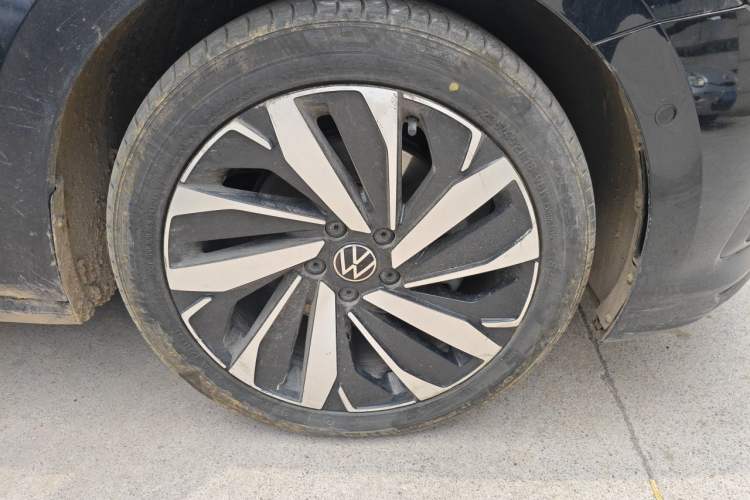 Used Volkswagen Passat 2023 380TSI Luxury Edition Right Front Wheel Hub