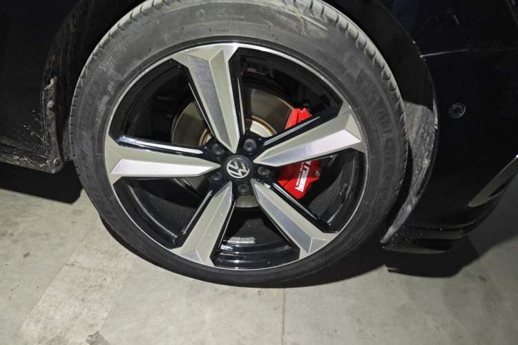 Used Volkswagen Passat 2023 Facelift 330TSI Luxury Edition Right Front Wheel Hub