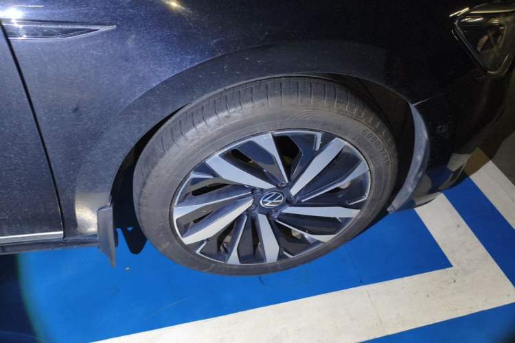 Used Volkswagen Passat 2023 Facelift 330TSI Luxury Edition Right Front Wheel Hub