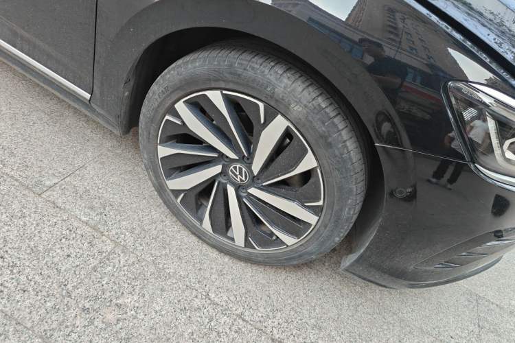 Used Volkswagen Passat 2023 Facelift 330TSI Luxury Edition Right Front Wheel Hub