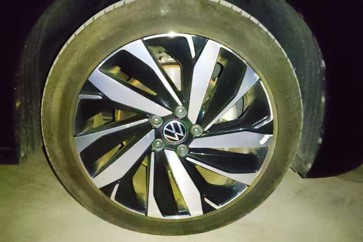 Used Volkswagen Passat 2023 Revised 330TSI Elite Edition Right Front Wheel Hub