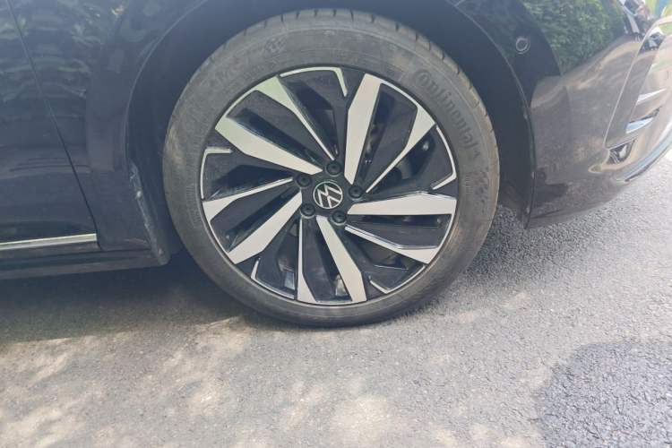 Used Volkswagen Passat 2023 Facelift 330TSI Luxury Edition Right Front Wheel Hub