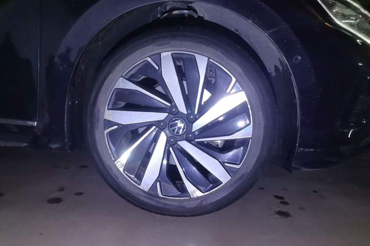 Used Volkswagen Passat 2023 330TSI Luxury Edition Right Front Wheel Hub