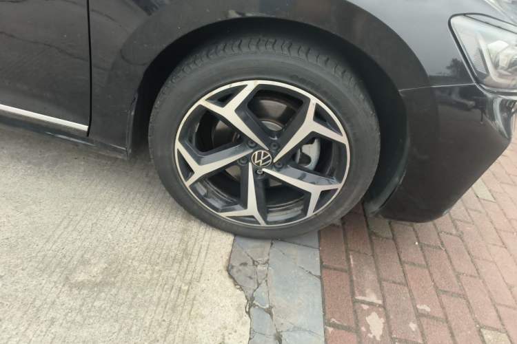 Used Volkswagen Passat 2023 330TSI Elite Edition Right Front Wheel Hub