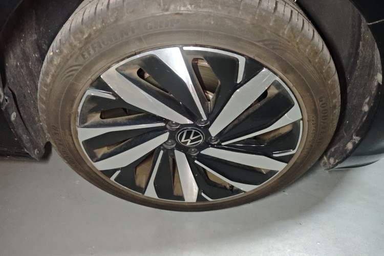 Used Volkswagen Passat 2023 330TSI Luxury Edition Right Front Wheel Hub