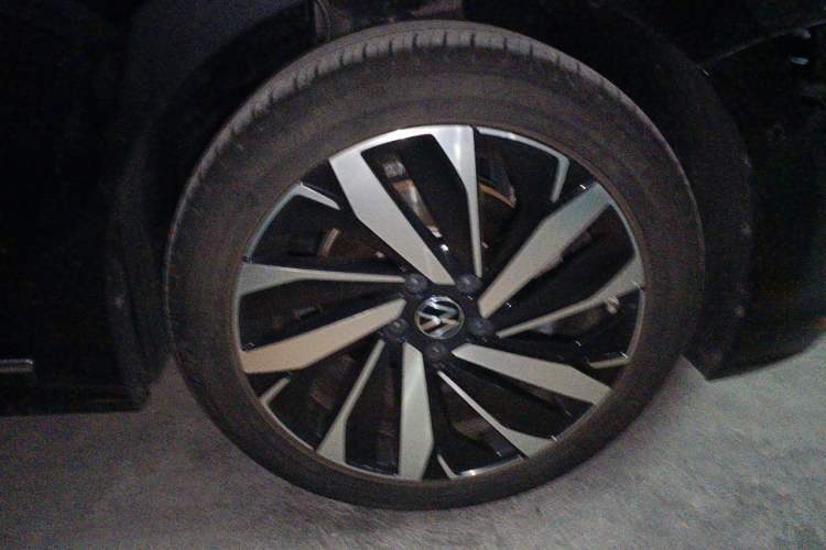 Used Volkswagen Passat 2023 Revised Version 380TSI Flagship Edition Right Front Wheel Hub