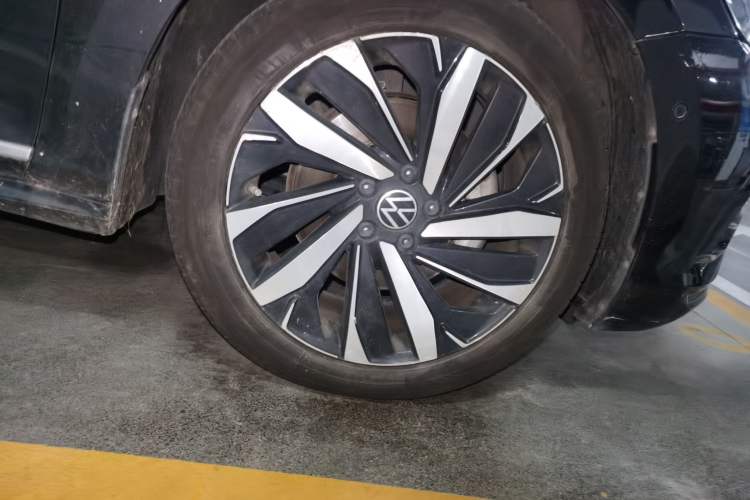 Used Volkswagen Passat 2023 Facelift 330TSI Luxury Edition Right Front Wheel Hub