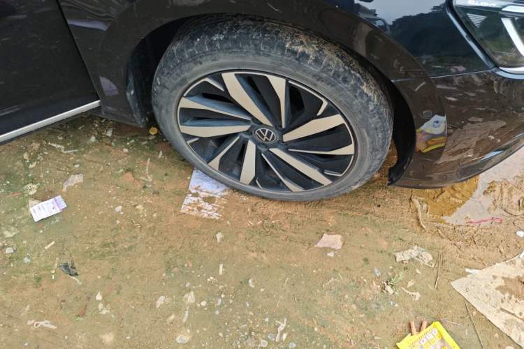 Used Volkswagen Passat 2023 Facelift 330TSI Luxury Edition Right Front Wheel Hub