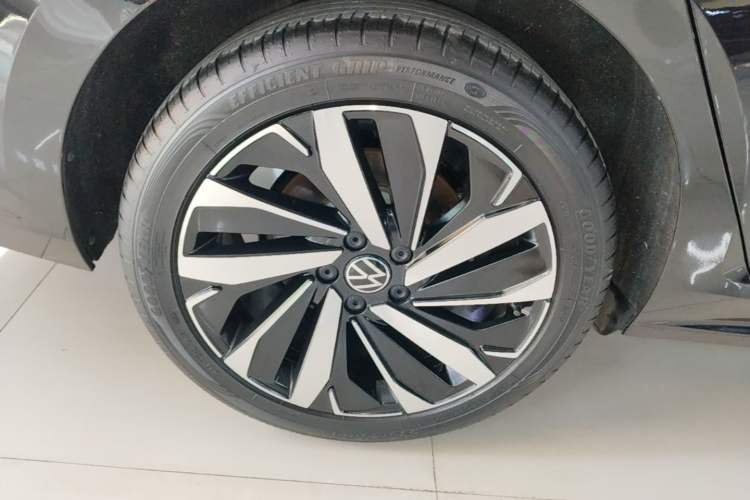 Used Volkswagen Passat 2023 Facelift 330TSI Luxury Edition Right Rear Wheel Hub